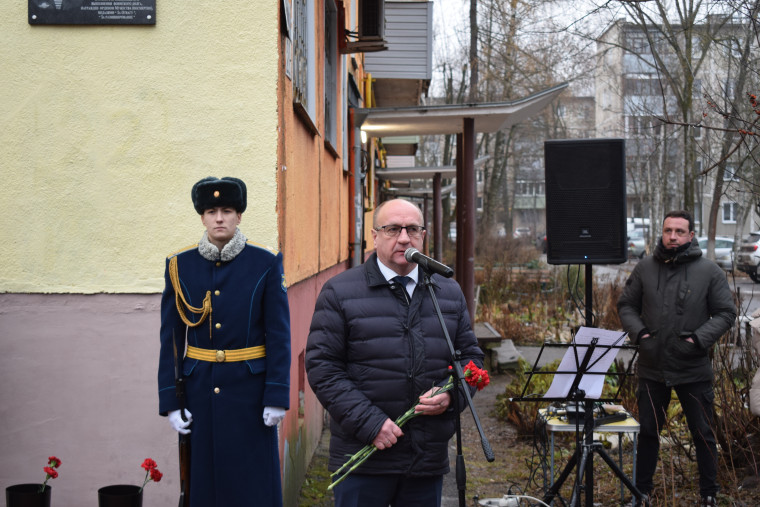В областном центре на  улице Любимова установили мемориальную доску Максиму Шендрику.