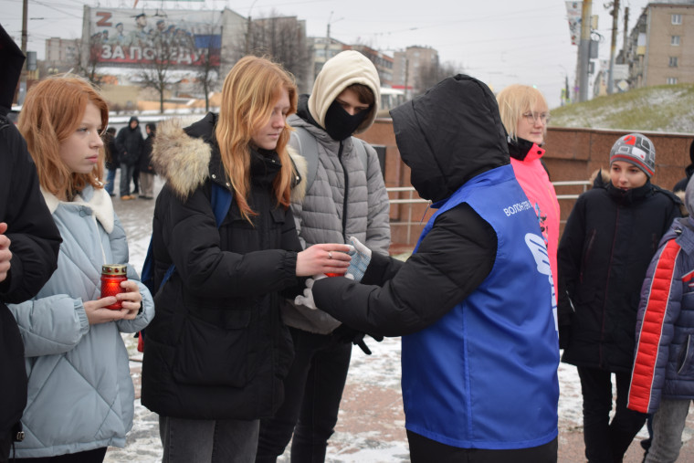 В День Неизвестного солдата в областном центре прошла молодежная акция памяти.