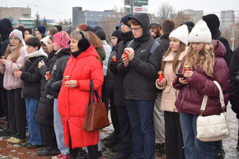 В День Неизвестного солдата в областном центре прошла молодежная акция памяти.