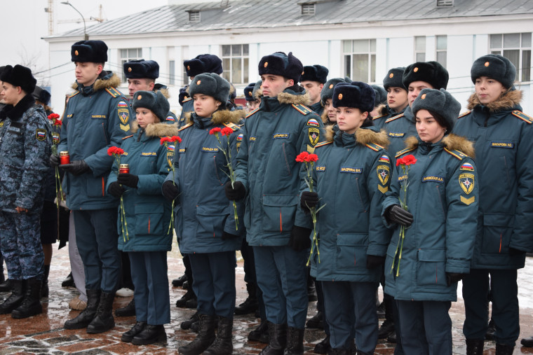 В День Неизвестного солдата в областном центре прошла молодежная акция памяти.