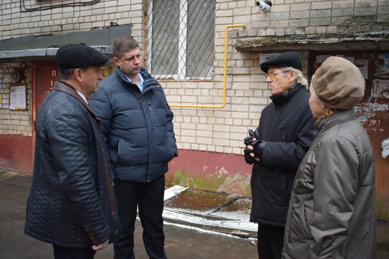 Александр Шаботинский проверил теплоснабжение многоквартирного дома на улице Поселковой.