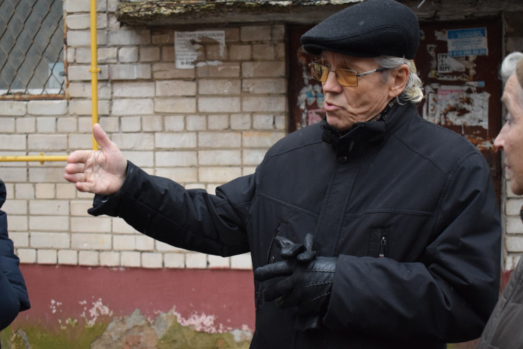 Александр Шаботинский проверил теплоснабжение многоквартирного дома на улице Поселковой.