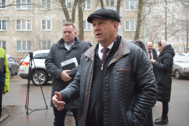 Александр Шаботинский проверил теплоснабжение многоквартирного дома на улице Поселковой.
