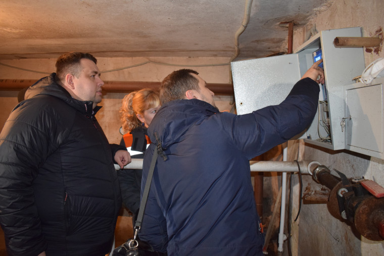 Александр Шаботинский проверил теплоснабжение многоквартирного дома на улице Поселковой.