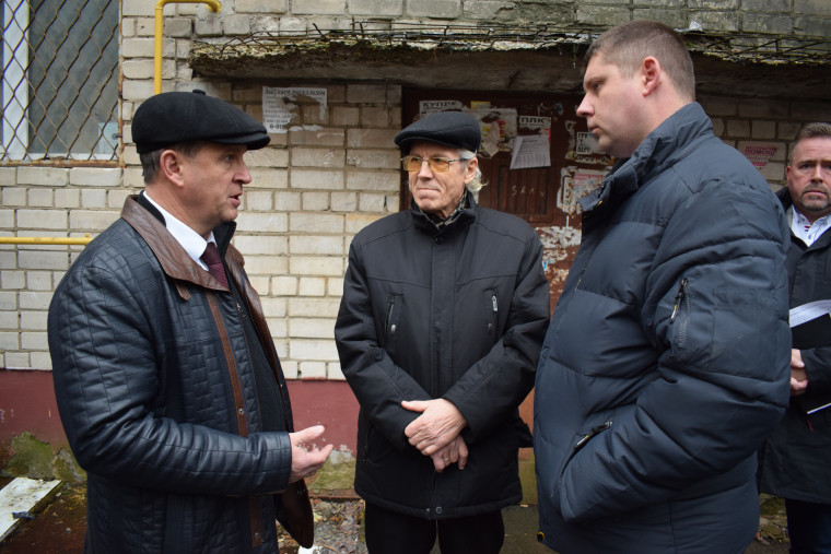 Александр Шаботинский проверил теплоснабжение многоквартирного дома на улице Поселковой.