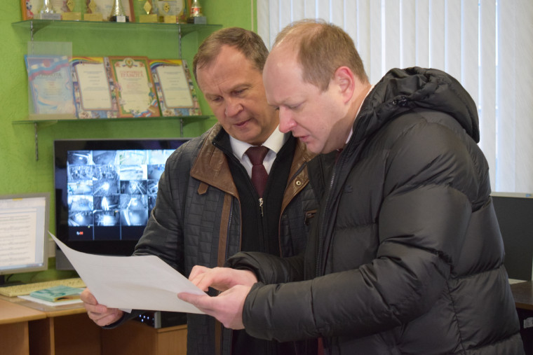 Александр Шаботинский проверил теплоснабжение многоквартирного дома на улице Поселковой.