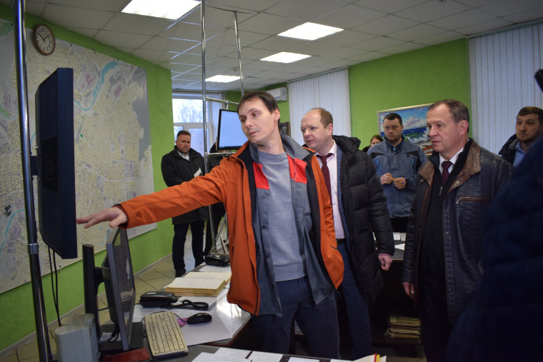 Александр Шаботинский проверил теплоснабжение многоквартирного дома на улице Поселковой.