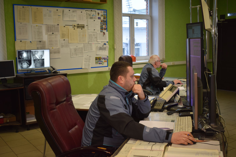 Александр Шаботинский проверил теплоснабжение многоквартирного дома на улице Поселковой.