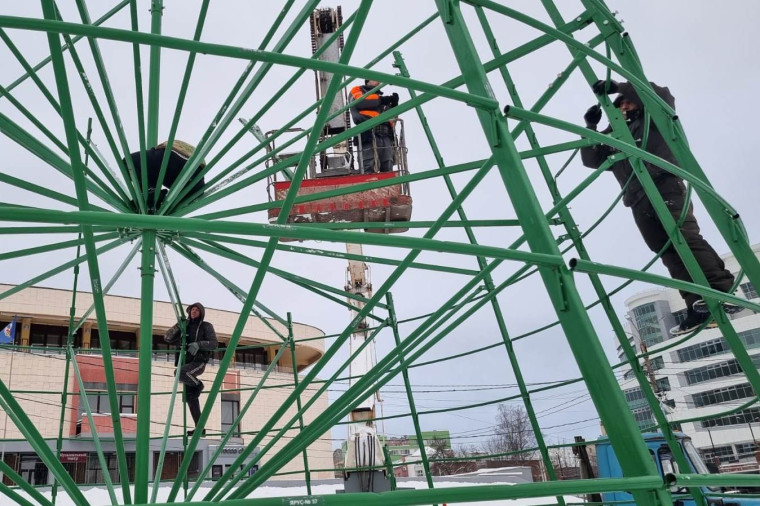 В Иванове приступили к монтажу главной городской ёлки.