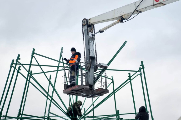 В Иванове приступили к монтажу главной городской ёлки.