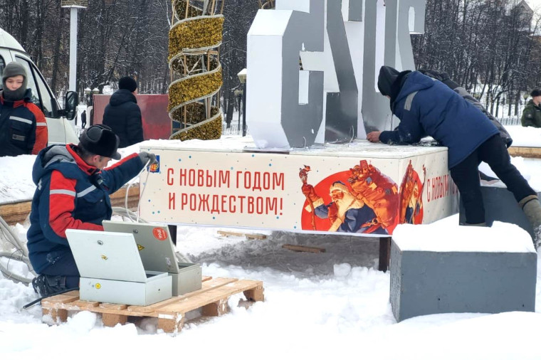 В Иванове приступили к монтажу главной городской ёлки.