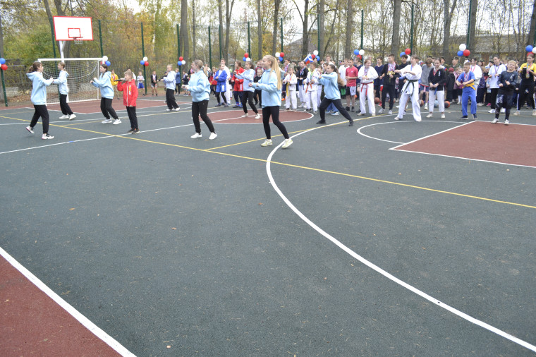 В День учителя на территории школы № 43 открыли новую спортивную площадку.