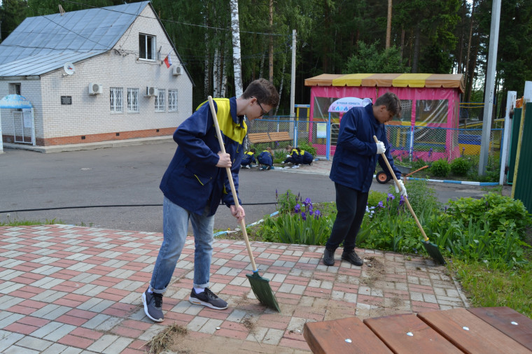 Открыта запись подростков в летние трудовые отряды.