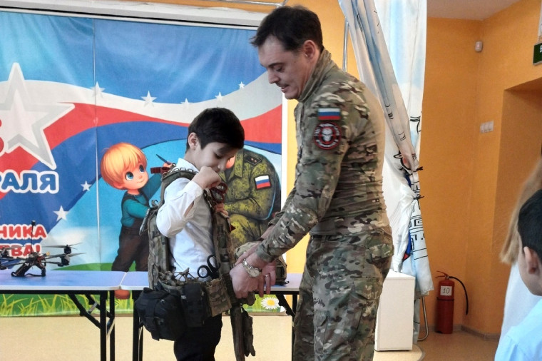 В городской модельной библиотеке прошла встреча школьников с участниками СВО.