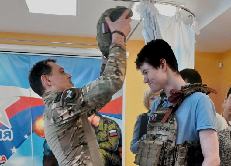 В городской модельной библиотеке прошла встреча школьников с участниками СВО.