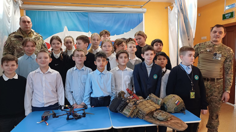 В городской модельной библиотеке прошла встреча школьников с участниками СВО.