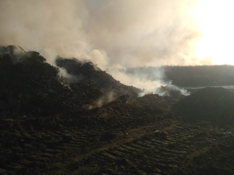 На полигоне ТБО «Залесье» продолжаются работы по ликвидации возгорания.