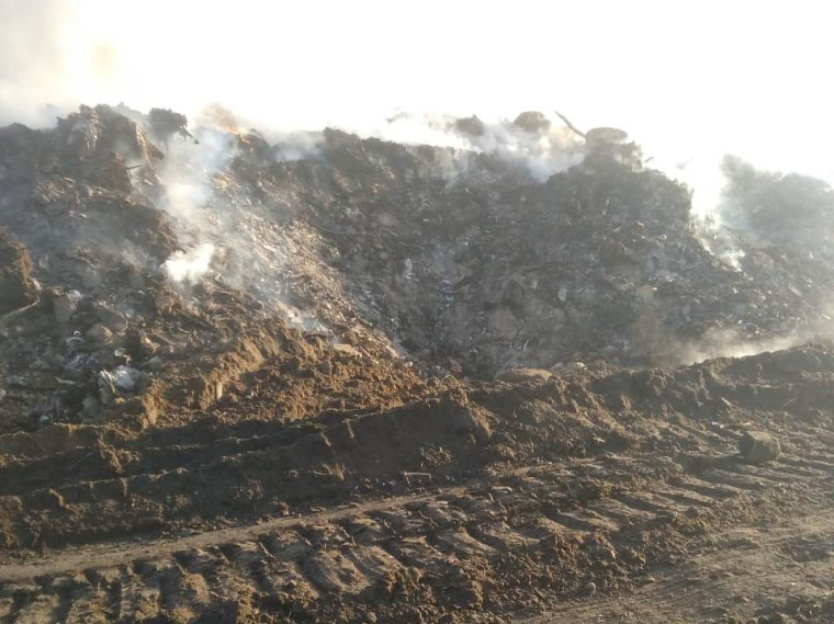 На полигоне ТБО «Залесье» продолжаются работы по ликвидации возгорания.