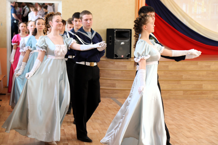 В ивановской гимназии №3 прошел открытый весенний бал.