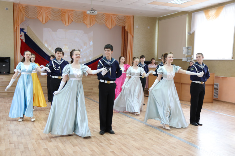 В ивановской гимназии №3 прошел открытый весенний бал.