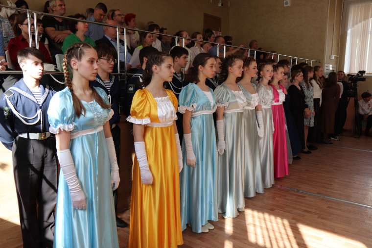 В ивановской гимназии №3 прошел открытый весенний бал.