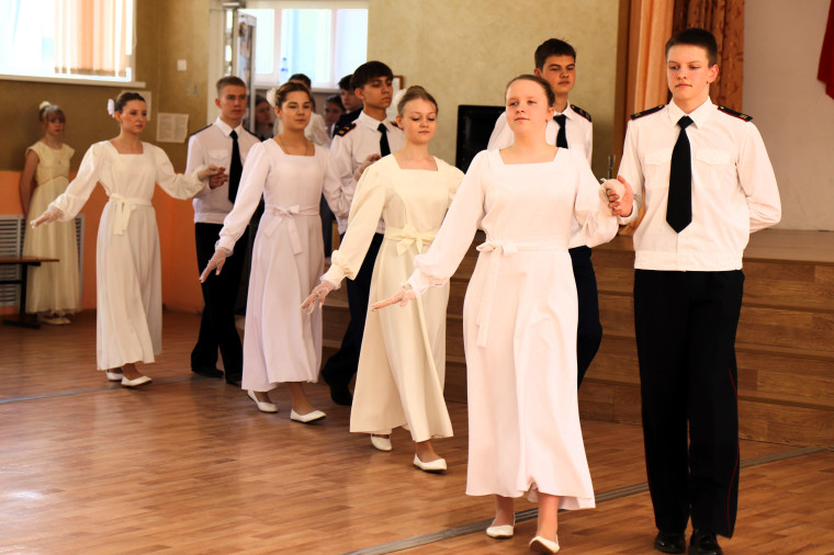 В ивановской гимназии №3 прошел открытый весенний бал.