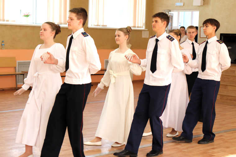 В ивановской гимназии №3 прошел открытый весенний бал.