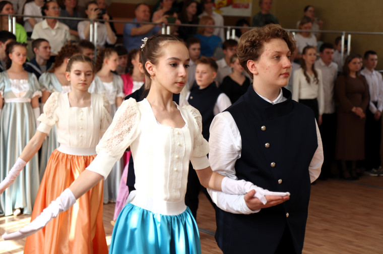 В ивановской гимназии №3 прошел открытый весенний бал.