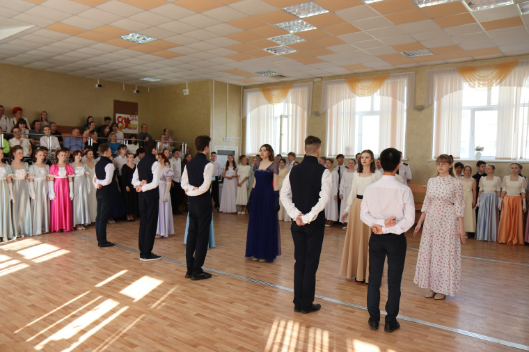 В ивановской гимназии №3 прошел открытый весенний бал.