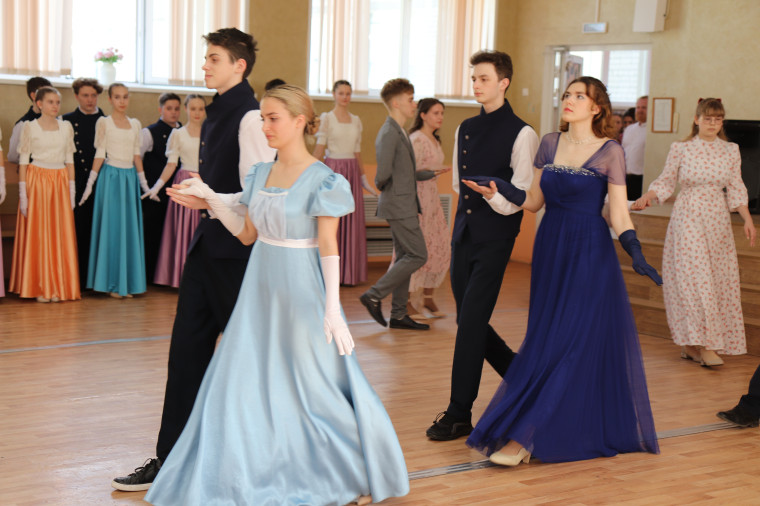 В ивановской гимназии №3 прошел открытый весенний бал.