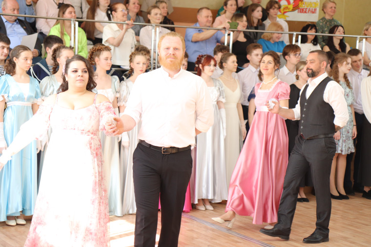 В ивановской гимназии №3 прошел открытый весенний бал.