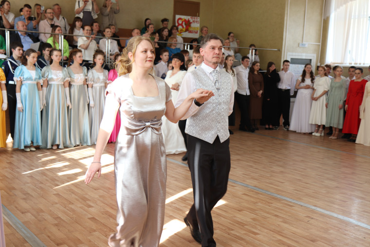 В ивановской гимназии №3 прошел открытый весенний бал.