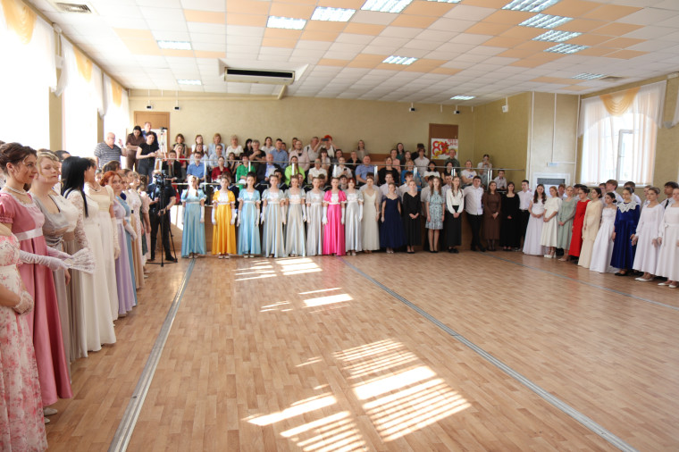 В ивановской гимназии №3 прошел открытый весенний бал.