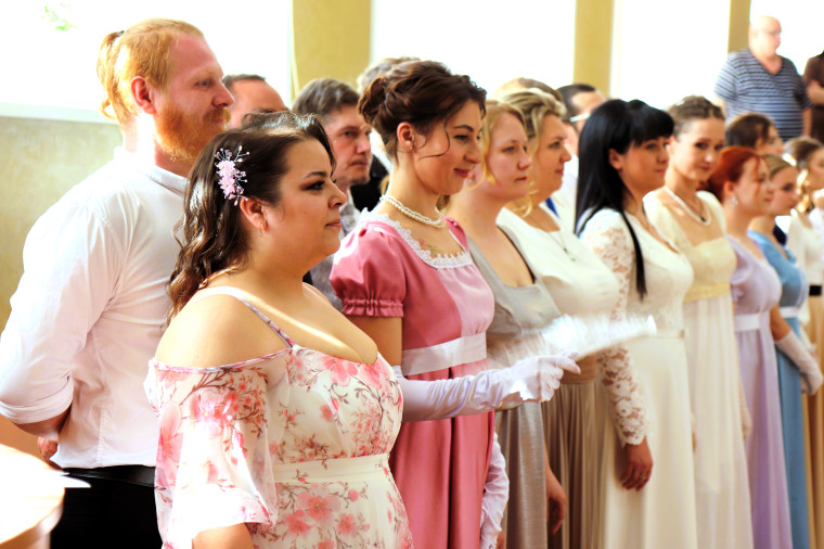 В ивановской гимназии №3 прошел открытый весенний бал.