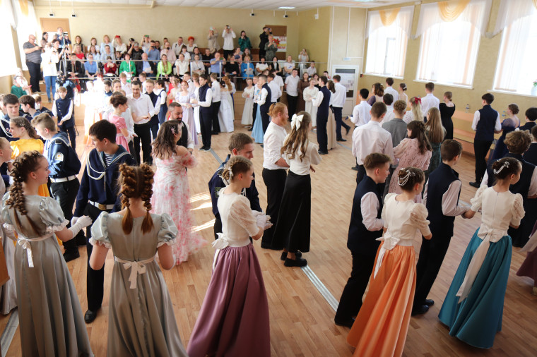 В ивановской гимназии №3 прошел открытый весенний бал.