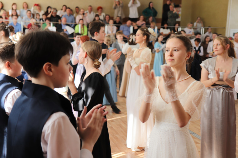 В ивановской гимназии №3 прошел открытый весенний бал.