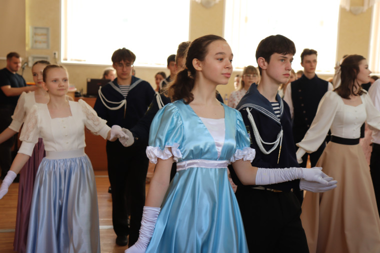 В ивановской гимназии №3 прошел открытый весенний бал.