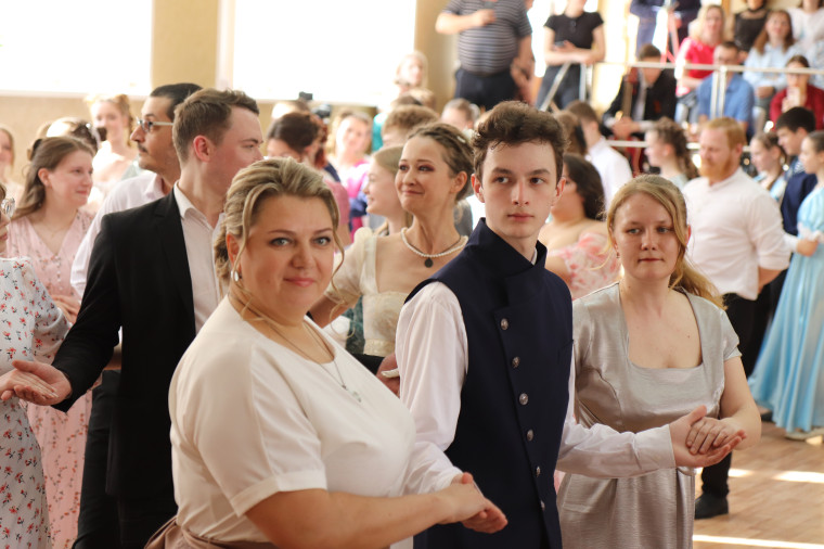 В ивановской гимназии №3 прошел открытый весенний бал.