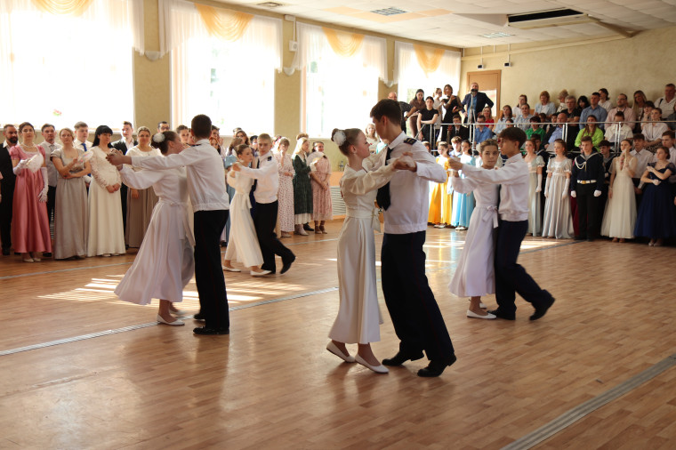 В ивановской гимназии №3 прошел открытый весенний бал.