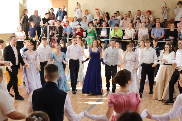 В ивановской гимназии №3 прошел открытый весенний бал.