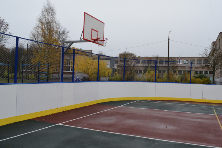 В школе № 5 построили уличную спортивную площадку.