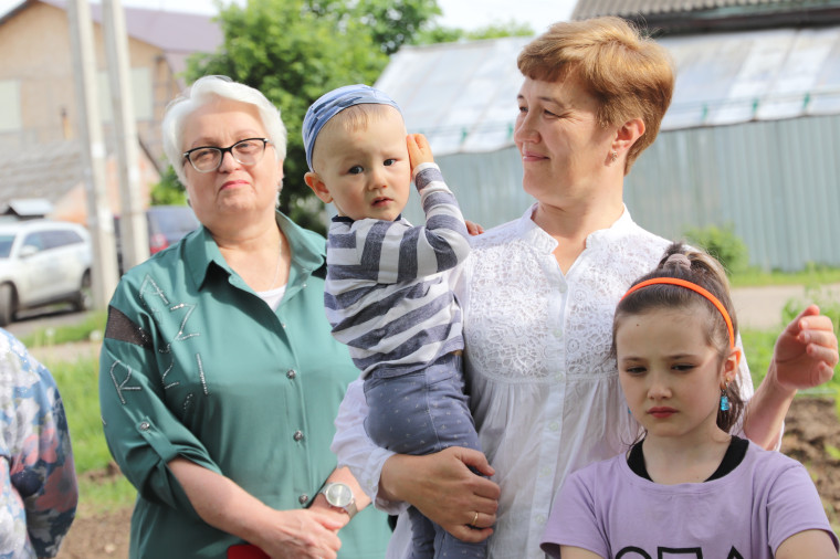 Владимир Шарыпов посетил новую детскую площадку «Лесной гномик».