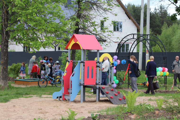 Владимир Шарыпов посетил новую детскую площадку «Лесной гномик».