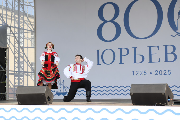 Ивановские артисты открыли праздничный марафон к 800-летию Юрьевца.