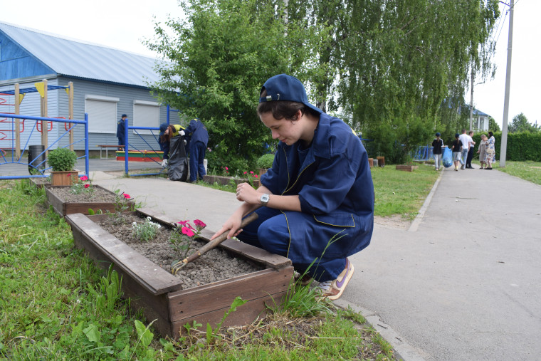 В Иванове подростковые трудовые отряды благоустраивают территории ТОСов.