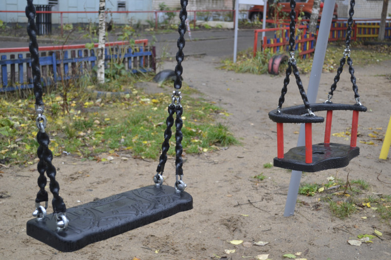 В городе заменили 700 детских игровых элементов во дворах.