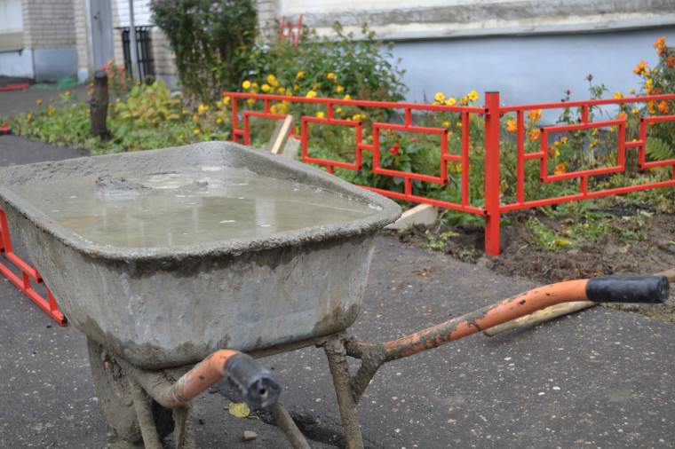 В городе заменили 700 детских игровых элементов во дворах.