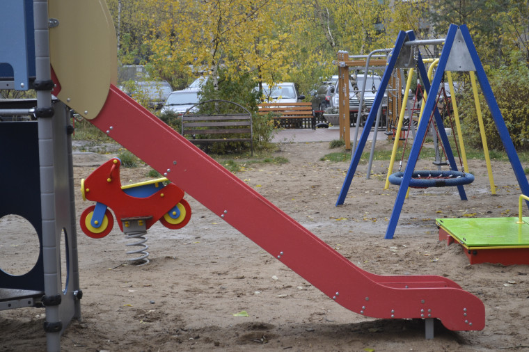 В городе заменили 700 детских игровых элементов во дворах.