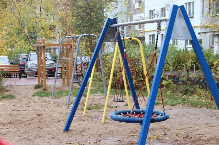В городе заменили 700 детских игровых элементов во дворах.