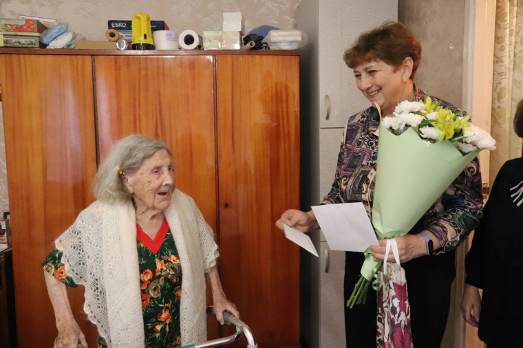 В Иванове 100-летний юбилей отмечает труженица тыла Зинаида Константиновна Макарова.